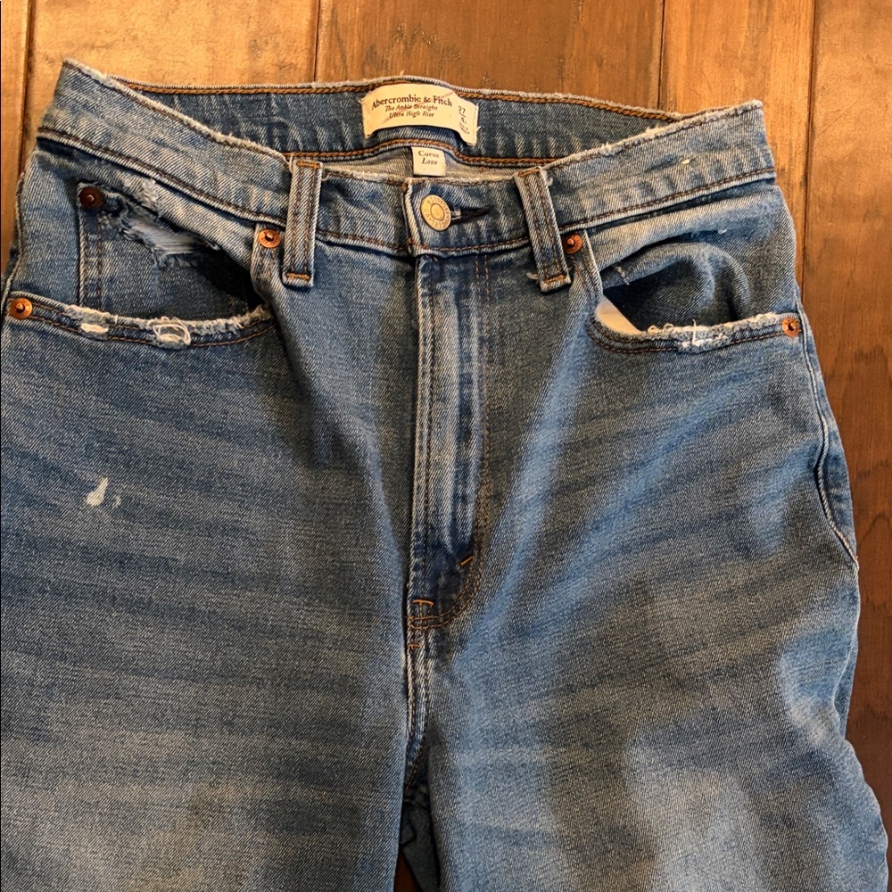 Abercrombie & Fitch Light Blue Cropped Straight Distressed Jeans- Size 27 - Picture 2 of 5